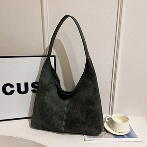 Bolso hobo verde oscuro en ante mate con detalles de costuras blancas en contraste
