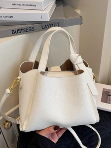 Elegante borsa a secchiello bianca con trama litchi, finiture dorate e tracolla