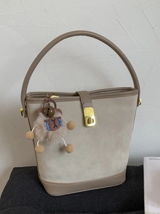 Damen Vintage Kontrastfarbe Beuteltasche PU-Leder Handtasche Mit Metallschloss Und Plüsch-Anhänger Schultertasche