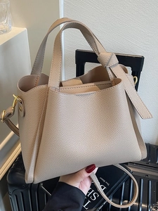Elegante borsa a secchiello in pelle avena con manico annodato e tracolla