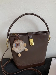 Dunkelbraune Retro-Beuteltasche aus Leder mit goldenem Schloss und Schaf-Anhänger