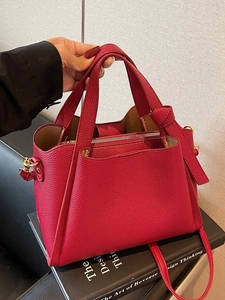 Borsa a secchiello in pelle rossa a grana litchi con manico e dettagli in metallo dorato