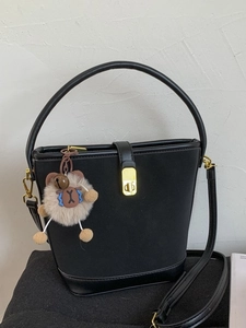 Vintage Eimertasche in Schwarz mit Goldschloss, Ringgriff und Plüsch-Lamm-Anhänger