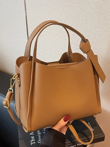Borsa tote in pelle martellata marrone con manici e tracolla regolabile