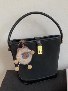 Retro Eimer Tasche in Mattschwarz mit goldenem Drehverschluss und Plüschtier Anhänger