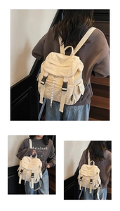 Detalle de mochila beige con tela texturizada, hebillas negras y detalles de cordón
