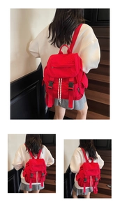 Detalle de mochila de nailon rojo con cordón y hebilla en un entorno al aire libre