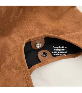 Détail d'un sac seau en daim avec fermeture magnétique pour une ouverture facile