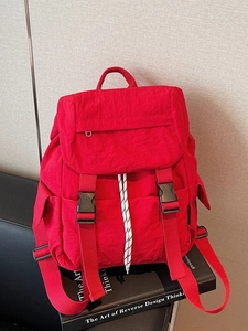 Mochila de nylon roja a la moda con cordón ajustable, cierre de hebilla y estilo utilitario