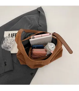 Vue intérieure du sac seau en daim marron montrant sa grande capacité de rangement