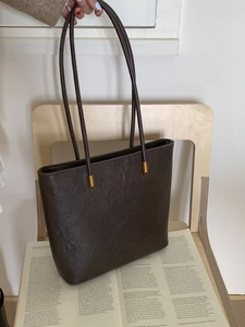 Women Vintage Oil Wax PU Leather Tote Bag Large Capacity Commuter Shoulder Bag With Wooden Beaded Pendant Fashion Bag