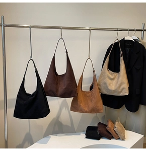 Détail de grands sacs hobo en daim en quatre couleurs avec pochettes assorties