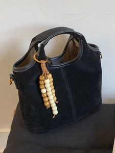 Sac fourre-tout vintage noir en suédine avec poignées rondes et pendentif en perles bois