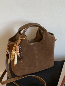 Sac fourre-tout rétro en daim marron avec pendentif en bois et bandoulière réglable