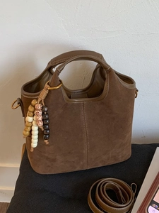 Sac fourre-tout vintage marron foncé en daim mat avec perles en bois et bandoulière