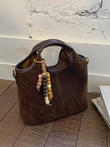Sac fourre-tout vintage en daim marron foncé avec pendentif perles bohème chic