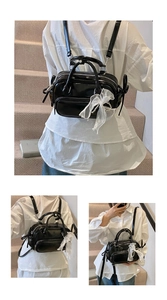 Detailansicht der schwarzen Lackledertasche mit weißer Netzschleife und Perlenkette