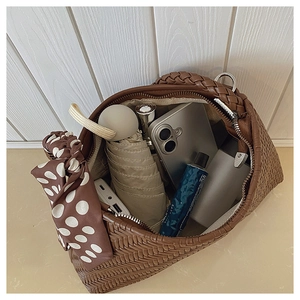 Bruine gevlochten hobo tas interieur met telefoon, paraplu en andere accessoires