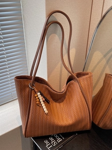Braune gewebte Leder-Tote-Bag mit stilvollem Holzperlen-Anhänger und Schulterriemen