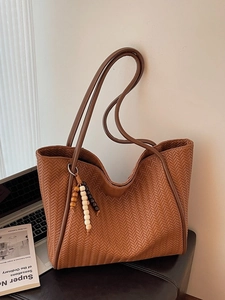 Braune geflochtene Shopper-Tasche aus Leder mit Perlen-Anhänger, ideal für den Alltag