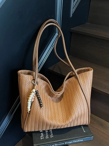 Braune gewebte Leder-Tote-Bag mit langen Griffen und buntem Perlenanhänger-Dekor