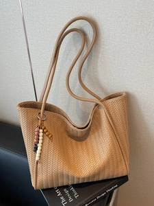 Große Shopper-Tasche mit gewebter Textur in Karamellbraun und stilvollem Perlenanhänger