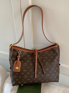 Borsa shopping marrone con motivo monogramma gatto, tracolla e borchie dorate