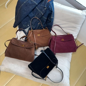 Détails de quatre sacs à main en daim mat avec fermoirs dorés et couleurs rétro