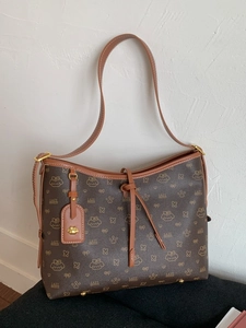 Borsa tote marrone con stampa di orsetto e tracolle regolabili da donna