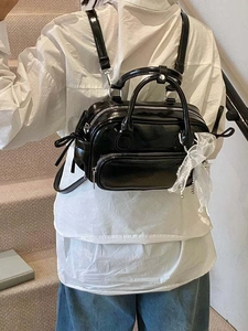 Modischer schwarzer Lackleder Rucksack mit Spitzenbogen und verstellbaren Trägern