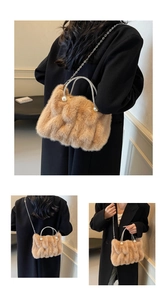 Détails du sac en peluche avec poignée en strass, perles et bandoulière chaîne argent