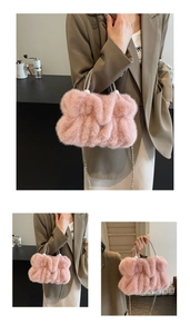 Détail du sac à main en fausse fourrure rose avec anse en strass et perles élégantes