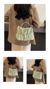 Détail du sac à main en fausse fourrure vert clair avec poignée en strass et perles