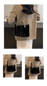 Détail du sac en fourrure noire avec poignée en strass étincelants et décorations en perles