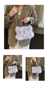 Détail du sac à main en peluche lavande avec poignée en strass et perles déco