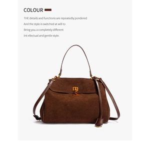 Détail d'un sac à main en daim marron foncé avec boucle dorée et texture de couture