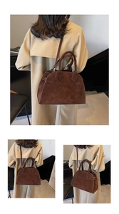 Detalle de un bolso tote marrón oscuro mate con correa ajustable y asas redondas