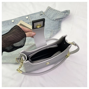 Vue intérieure du sac à texture serpent avec compartiment central zippé et poches