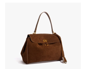 Détail du sac à bandoulière en daim marron avec fermoir tournant doré et poignée fixe