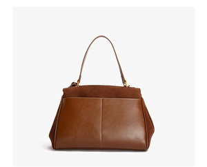 Détail du sac à main marron caramel avec mélange de cuir lisse et de daim chic