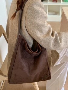 Sac seau marron mat pour femme en daim à grande capacité porté épaule style fourre-tout