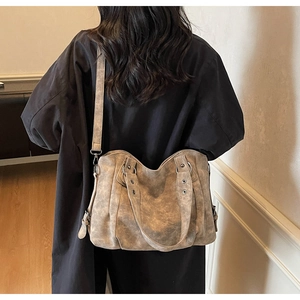 Sac fourre-tout vintage en similicuir marron avec texture et bandoulière réglable