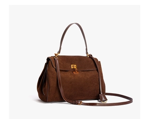 Détail du sac en daim marron foncé avec un fermoir tournant en métal doré élégant