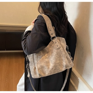 Gros plan d'un grand sac cabas vintage avec clous métalliques et bandoulière amovible