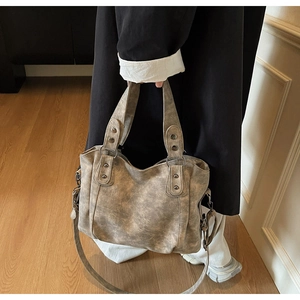 Détails du cabas vintage marron avec bandoulière réglable et rivets métalliques