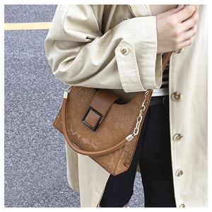 Sac hobo chic en cuir marron à motif serpent avec chaîne dorée et boucle noire détaillée