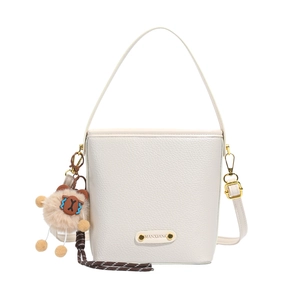 Borsa a secchiello minimalista in pelle beige con manico e logo dorato