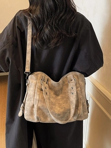 Grand sac cabas vintage en cuir avec bandoulière et détails de rivets