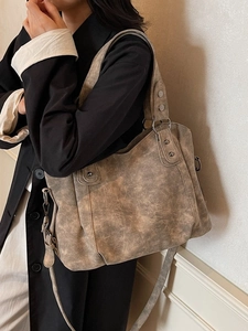 Grand sac cabas vintage en similicuir marron avec bandoulière pour un style rétro