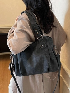 Grand sac cabas gris foncé mat pour femme avec bandoulière et finitions argentées